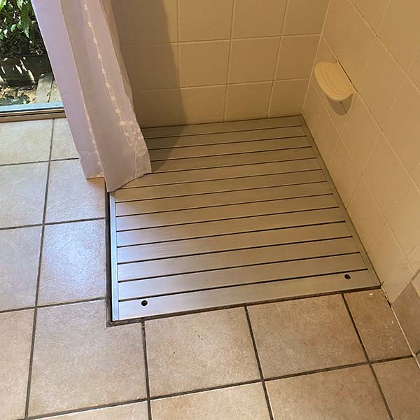 Pack aluminium shower floor installation
